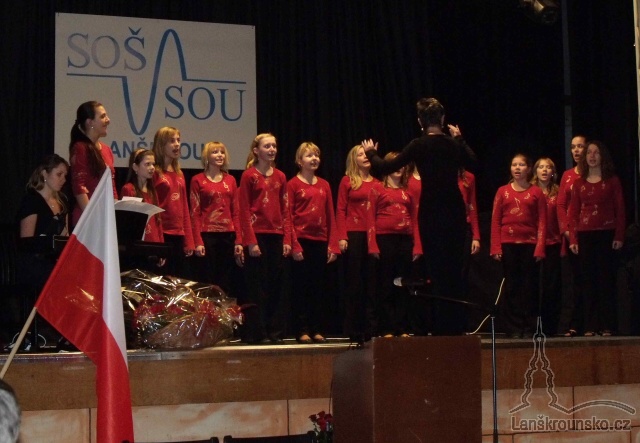 05_Vystupuje soubor KOMOKRAK.jpg